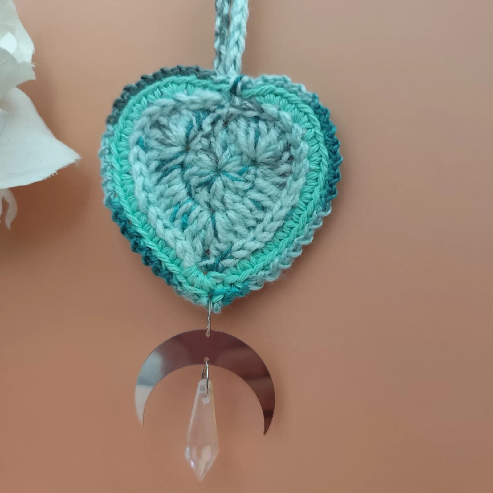 Suspension attrape-soleil cœur en crochet, camaïeu de bleu