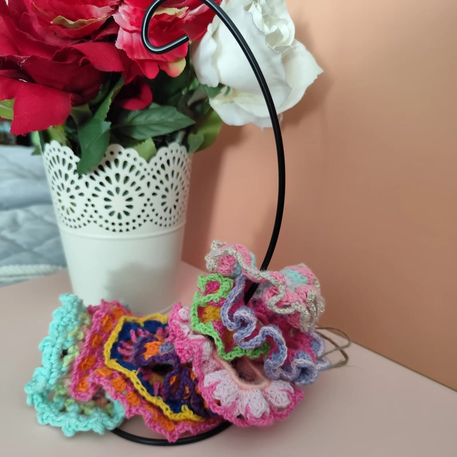 Petits Chouchous au crochet multicolores à volants