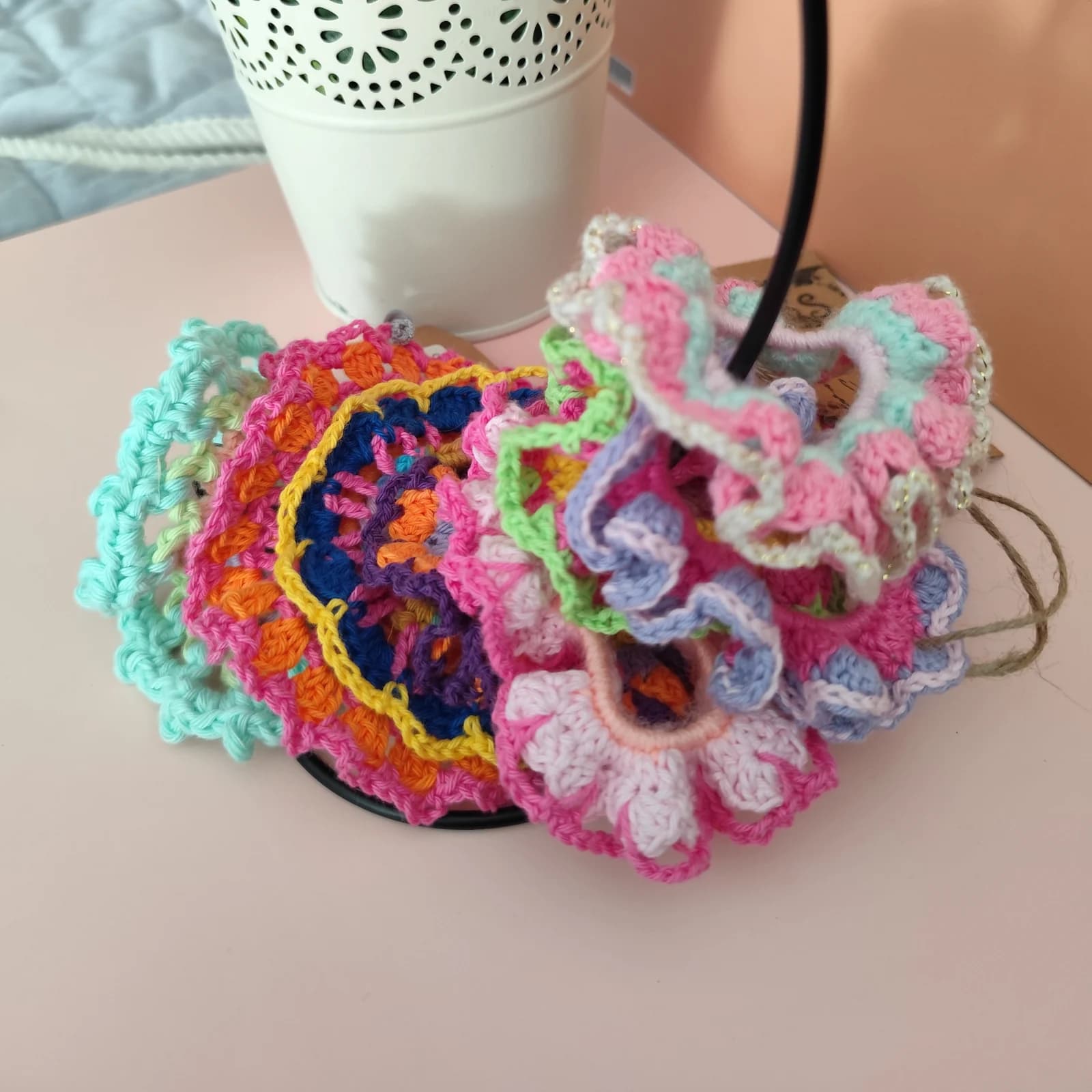 Petits Chouchous au crochet multicolores à volants