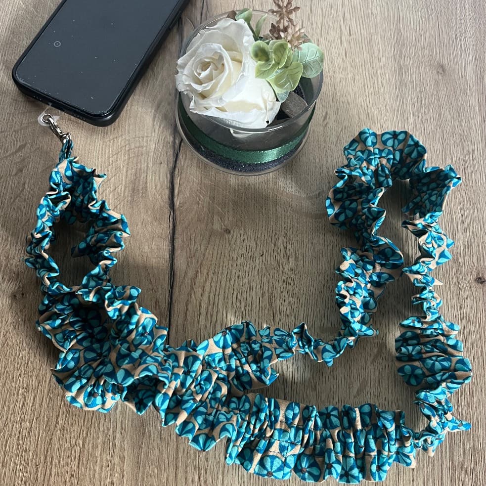 Bandoulière de téléphone froncée à motifs bleus et beiges