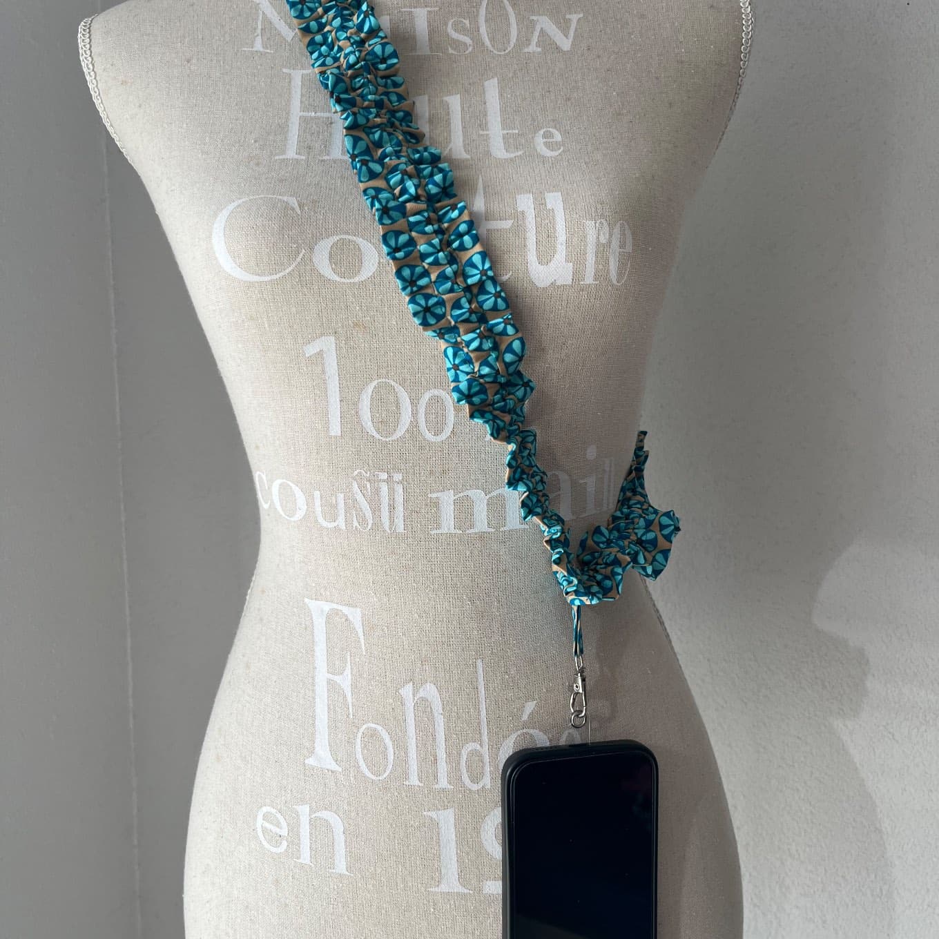 Bandoulière de téléphone froncée à motifs bleus et beiges