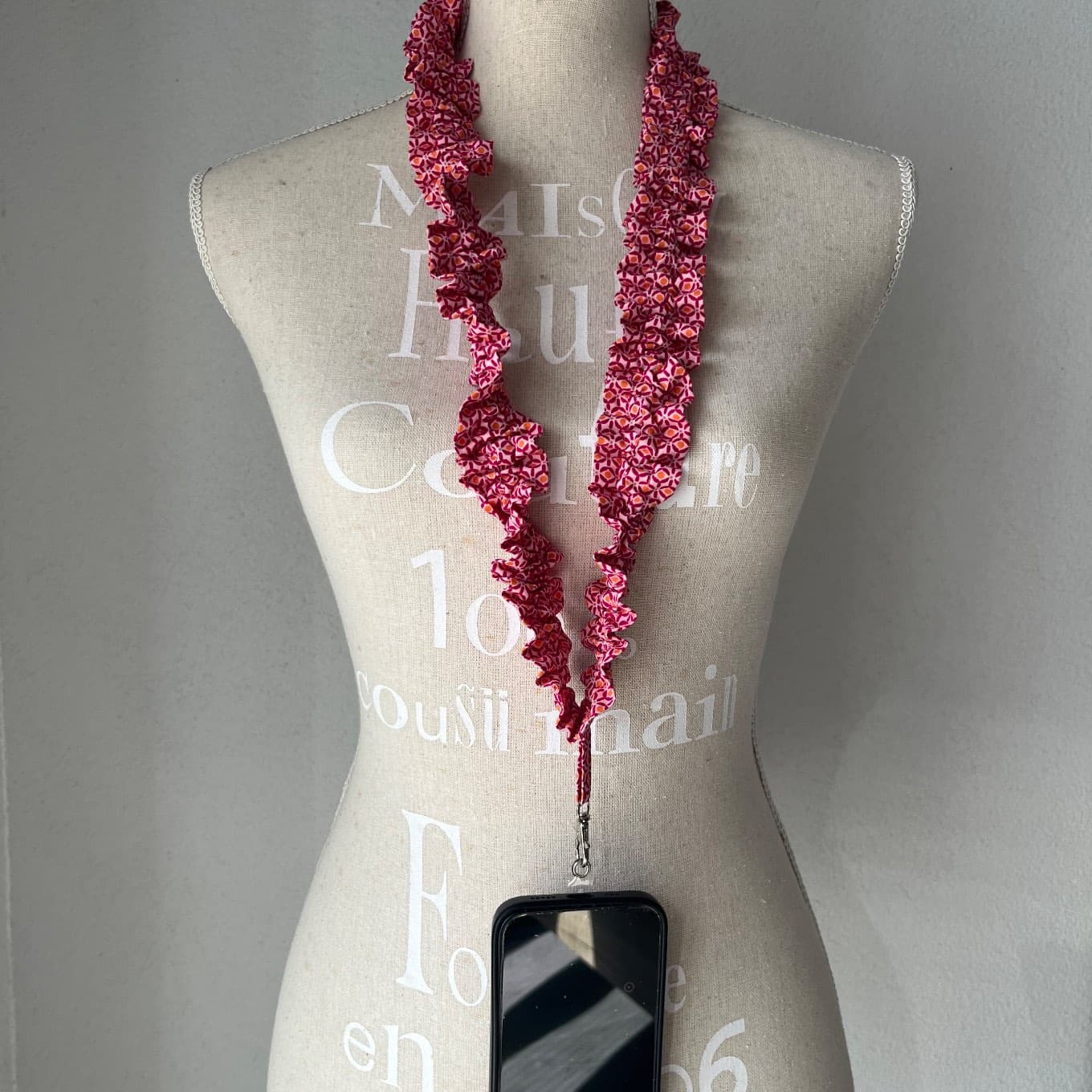 Bandoulière de téléphone en tissu froncé rose à motifs