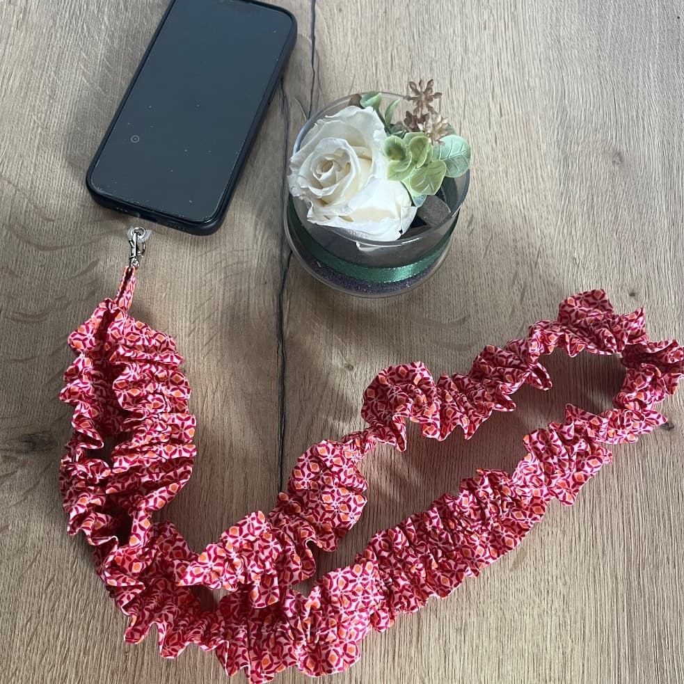 Bandoulière de téléphone en tissu froncé rose à motifs