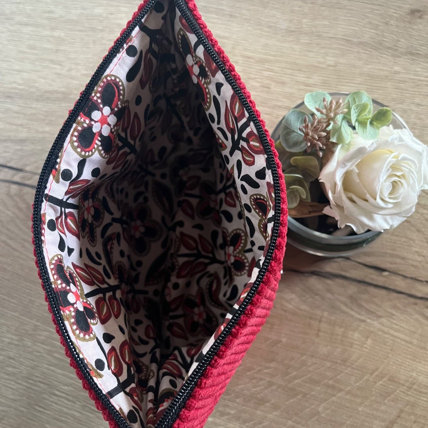 Trousse à fond plat en velours côtelé rouge