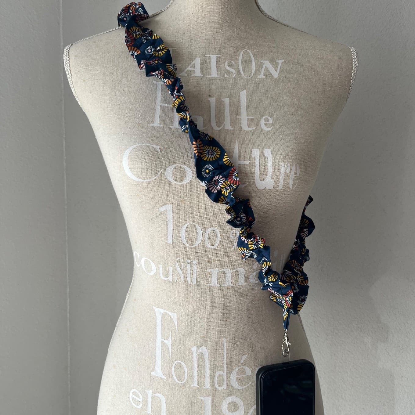 Bandoulière de téléphone froncée en tissu à motifs bleu foncé