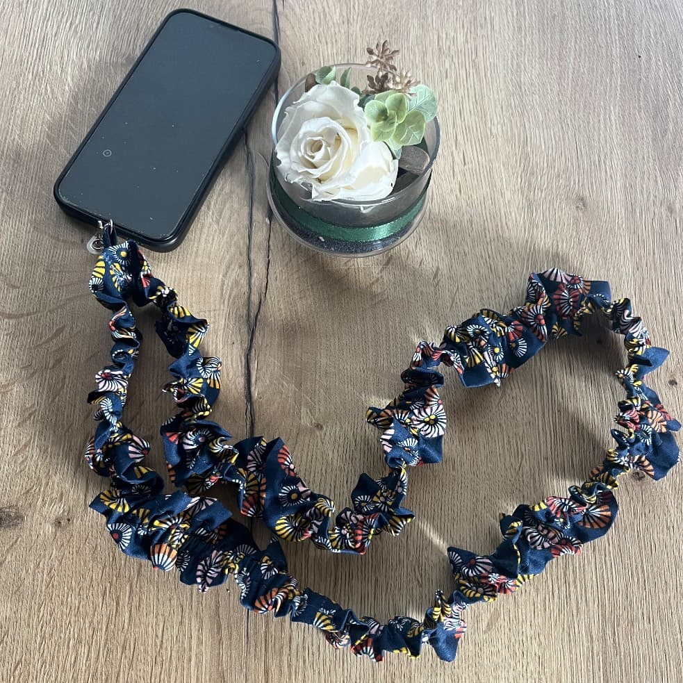 Bandoulière de téléphone froncée en tissu à motifs bleu foncé