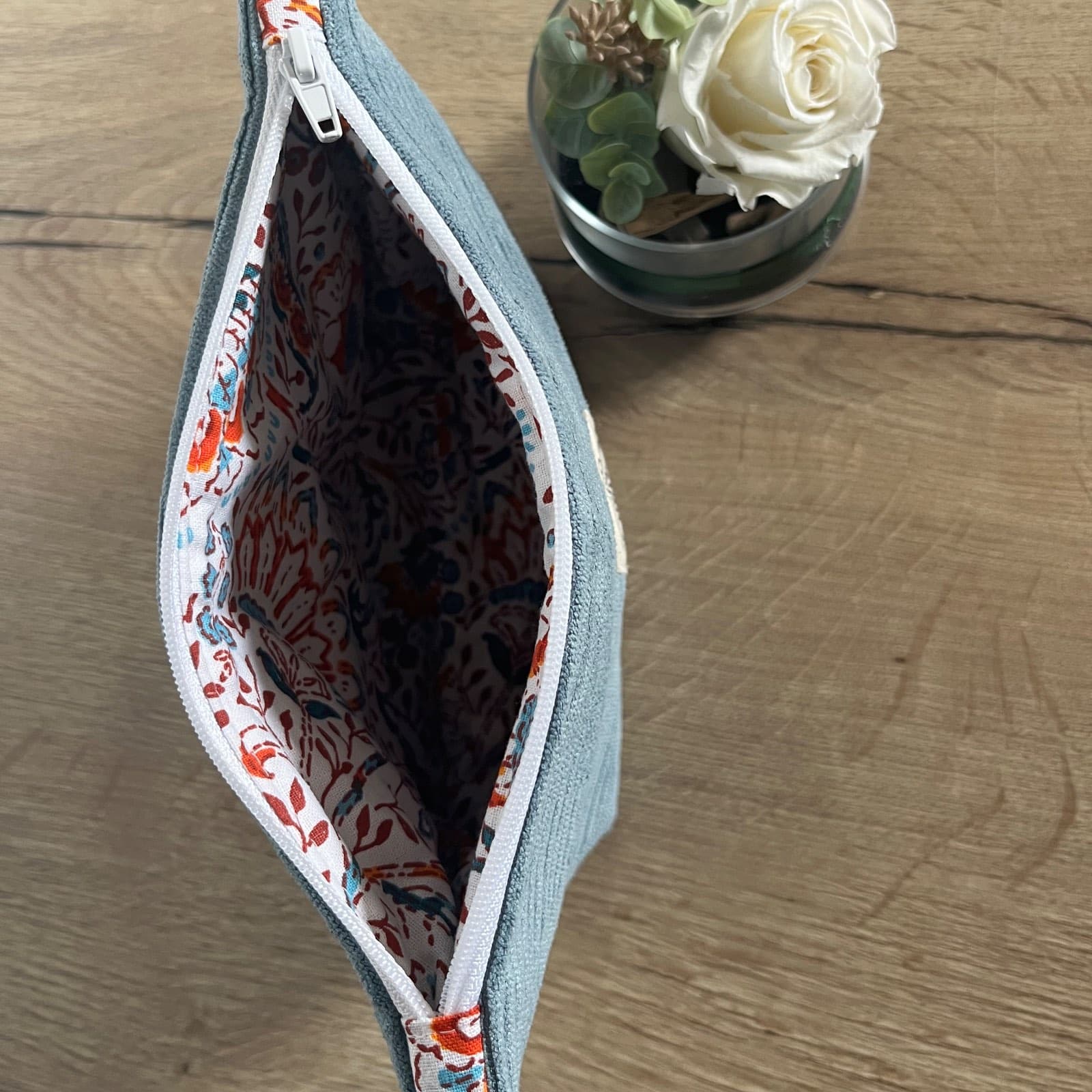 Trousse zippée à fond plat en velours côtelé bleu