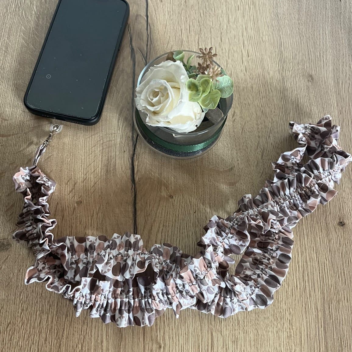 Bandoulière de téléphone en tissu froncé à motifs géométriques