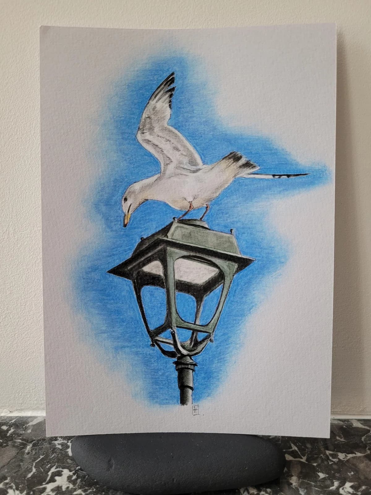 Dessin original — Aquarelle et crayons de couleurs — Goéland et lampadaire, Etretat — Format A5 — vue 1