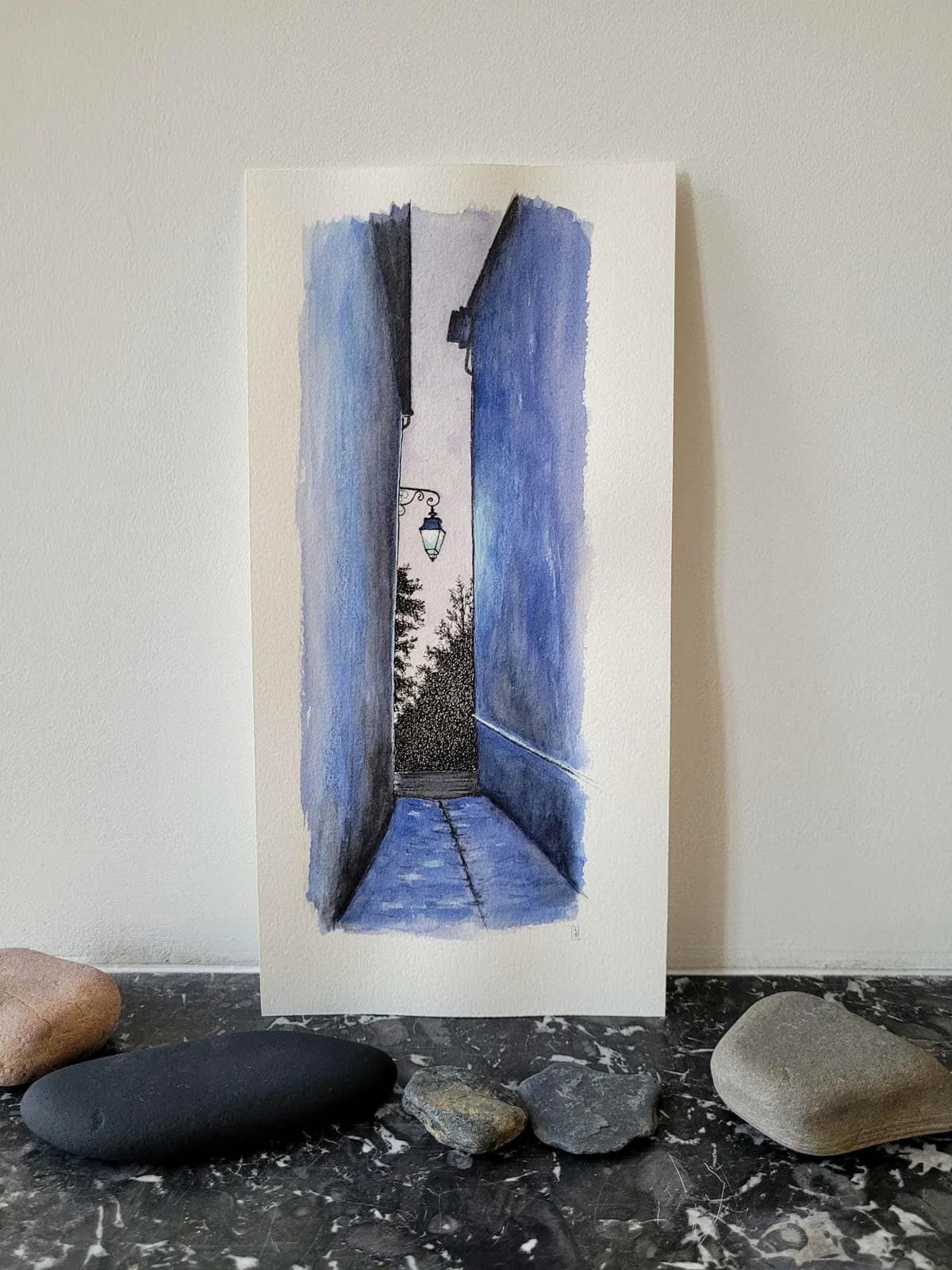 Aquarelle originale, rue de la ville de Bourges, lumière bleue des Nuits Lumiere, 15x30 cm — vue 1