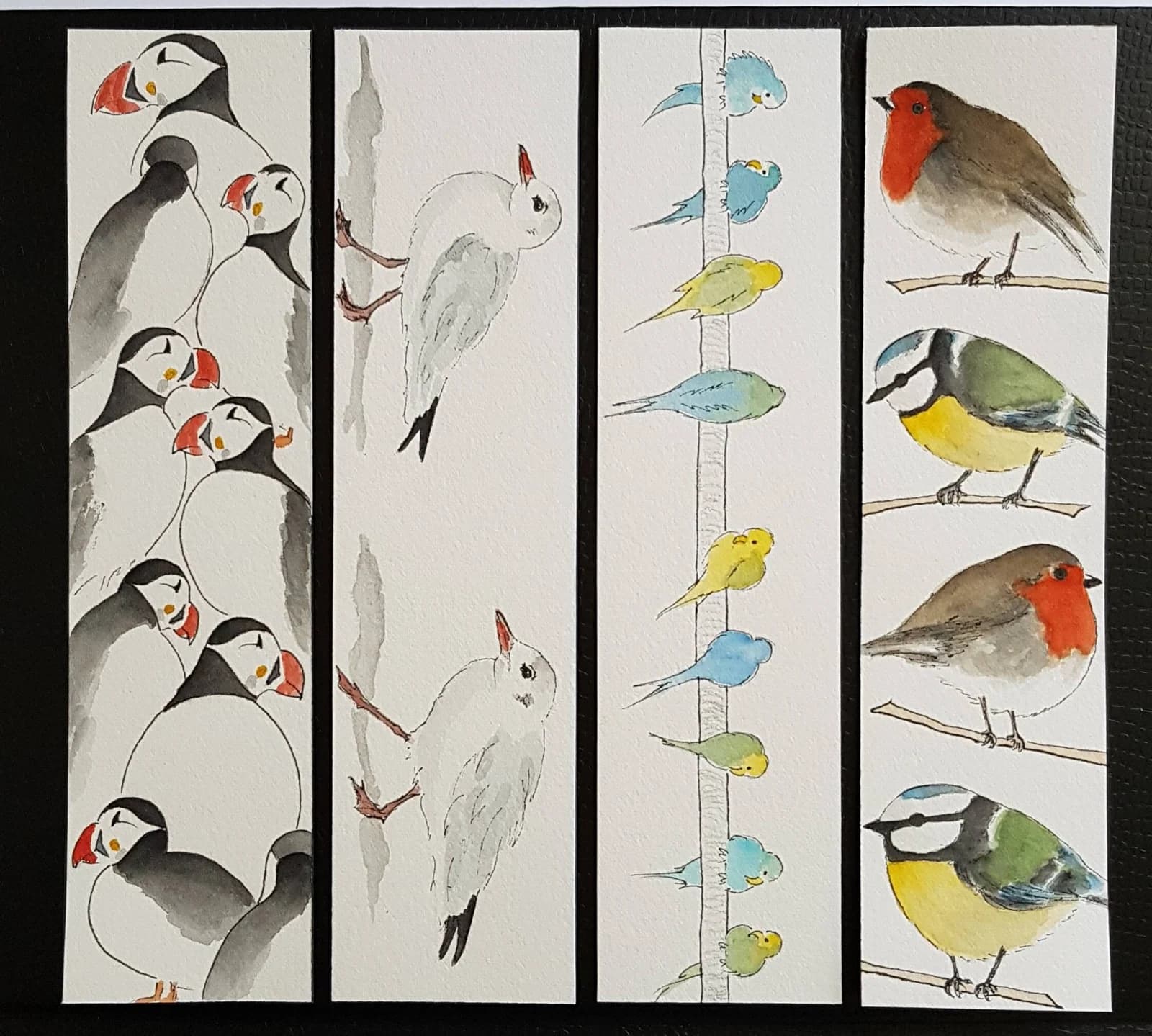 Lot de 4 aquarelles originales oiseaux — Rouge-gorges, mésanges, mouettes, perruches, macareux — Format marque-pages — vue 2