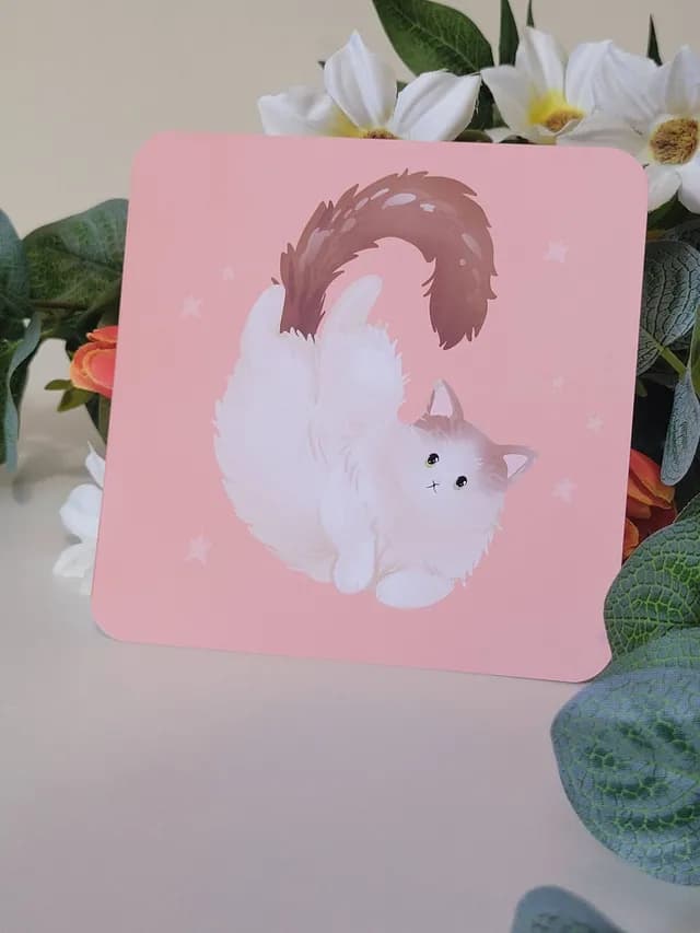 Deuxième vue de la carte postale double rose illustrée avec son chat blanc pelucheux.