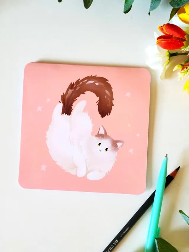 Carte carrée rose illustrée d'un chat blanc et marron couché sur le dos au milieu d'étoiles.