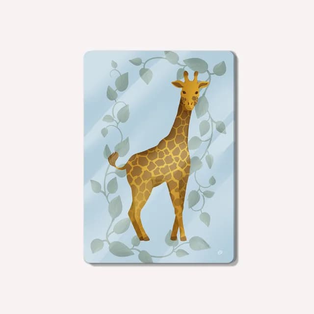 Illustration d'une girafe entourée de lianes végétales sur fond bleu clair.