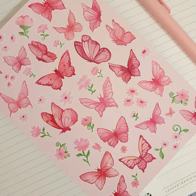 Vue rapprochée des détails des autocollants papillons et petites fleurs dans les tons roses.