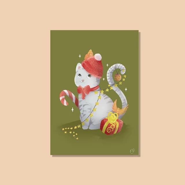 Illustration d'un chat tigré avec un bonnet rouge, un sucre d'orge et des cadeaux sur fond vert.