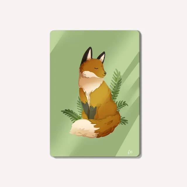 Illustration d'un renard roux assis aux yeux clos, entouré de branches de fougère sur fond vert pastel.