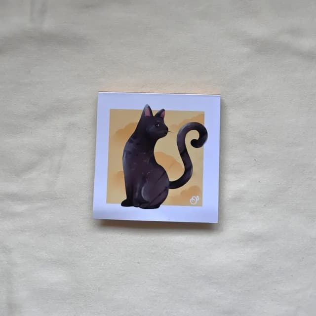 Bloc-notes carré avec illustration d'un chat noir assis sur fond jaune ocre