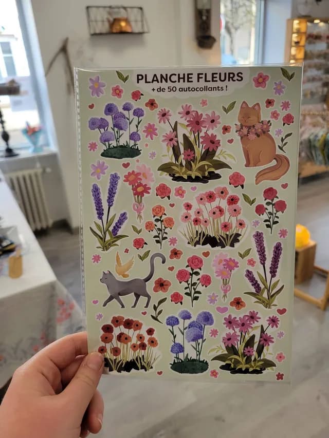 Détail de la planche de stickers montrant des fleurs colorées, brins de lavande et chats illustrés.