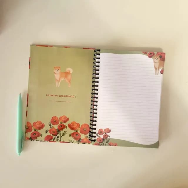 Couverture du carnet A5 illustrée d'un Shiba au milieu de fleurs rouges de coquelicots