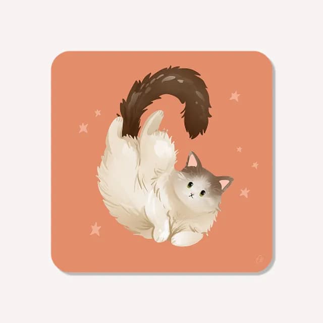 Illustration d'un chat pelucheux couché sur le dos sur fond rose pêche parsemé de petites étoiles.
