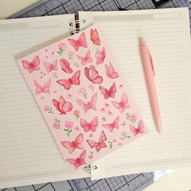 Vue rapprochée des détails illustrés de papillons et petites fleurs roses