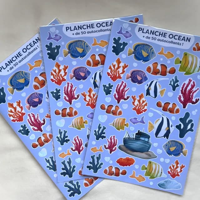 Grande planche de stickers marins colorés posée à plat sur fond clair.