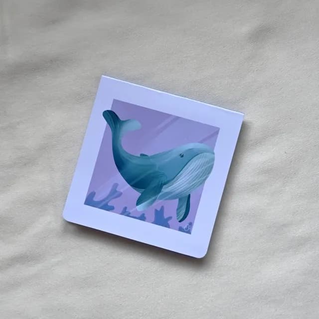 Bloc-notes carré avec couverture illustrée d'une baleine bleue sous l'eau sur fond violet