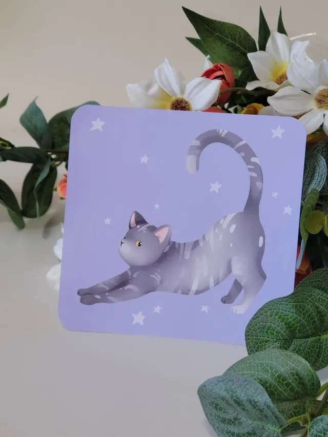 Autre vue de la carte postale double violette illustrée d'un chat