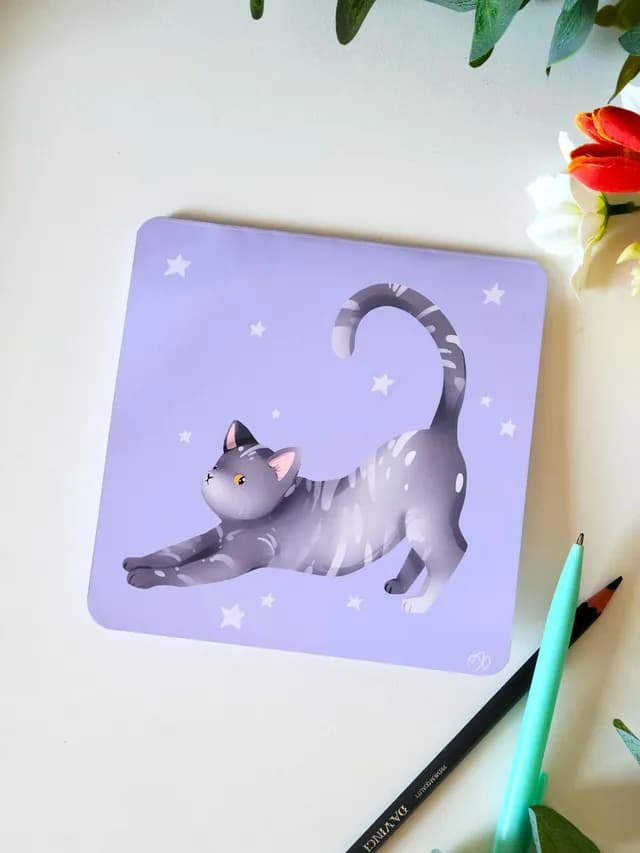 Carte carrée violette illustrée d'un chat tigré s'étirant entouré d'étoiles blanches
