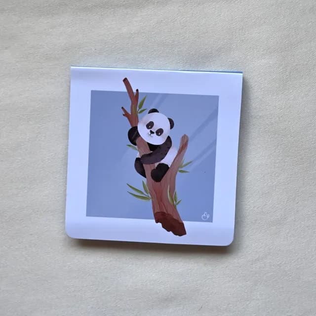 Bloc-notes carré illustré d'un panda perché sur un tronc d'arbre sur fond bleu.