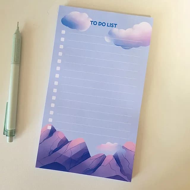 Bloc to-do list aux teintes violettes illustré de montagnes et nuages, avec lignes à cocher.