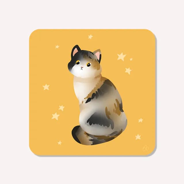 Illustration d'un chat calico assis sur un fond jaune moutarde parsemé de petites étoiles.
