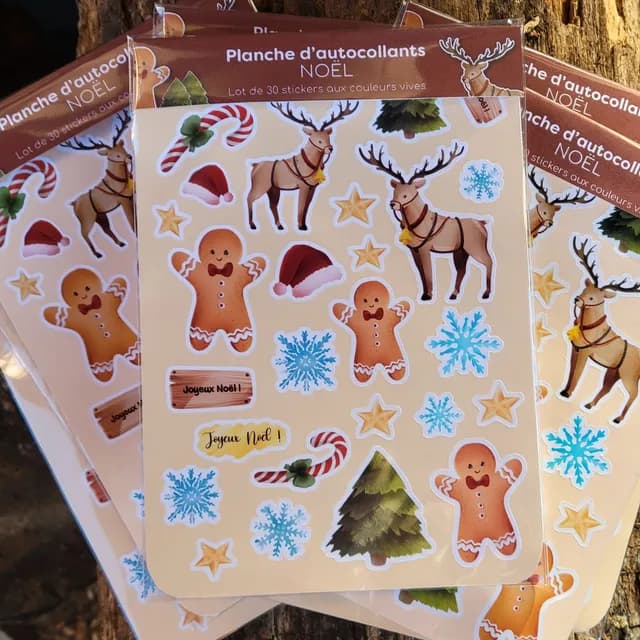 Planche complète d'autocollants de Noël avec rennes, sapins, étoiles et bonnets rouges.