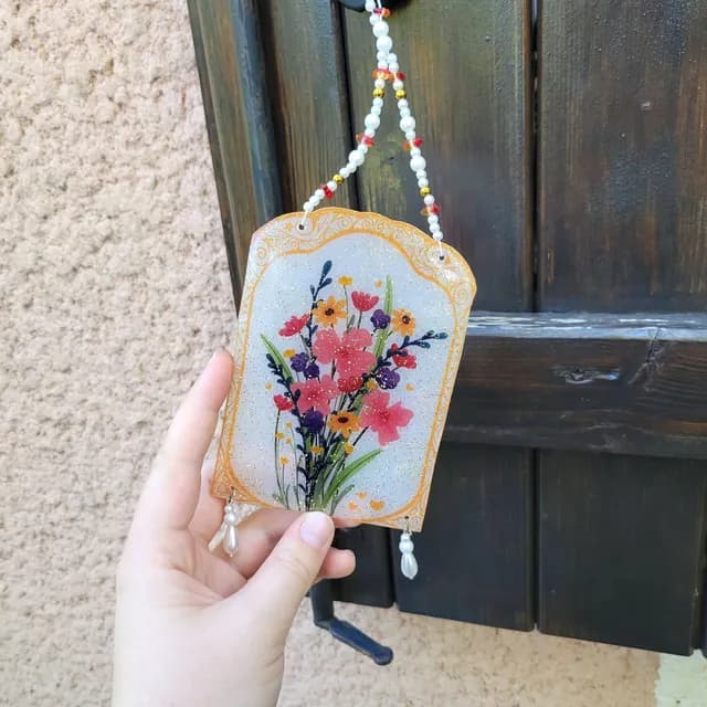 Suncatcher suspendu orné d'un bouquet de fleurs colorées, détails pailletés et perles blanches