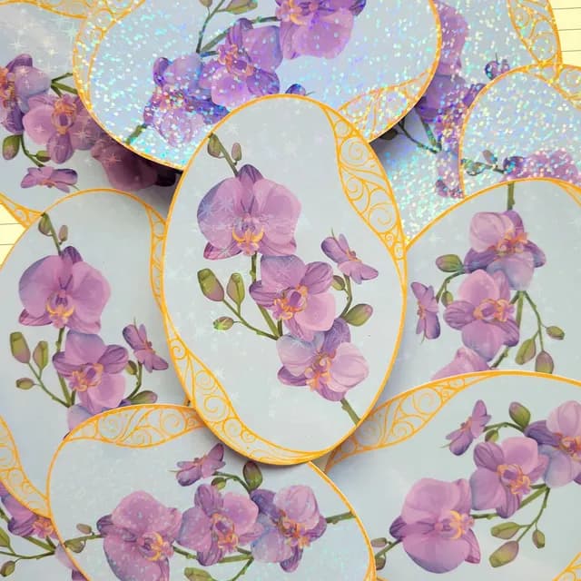 Vue rapprochée du sticker illustré d'orchidées violettes révélant les motifs holographiques du vinyle.