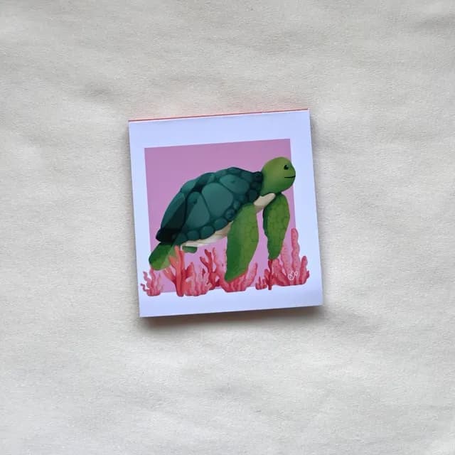 Bloc-notes carré avec illustration d'une tortue marine verte et coraux sur fond rose