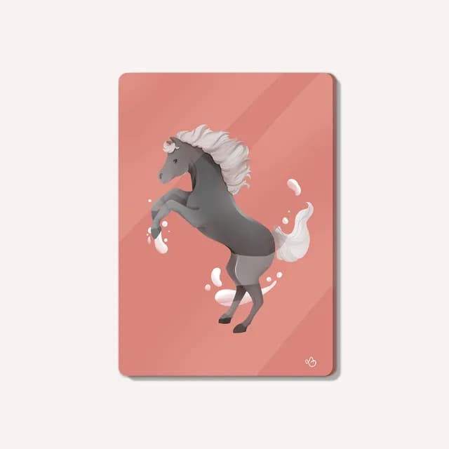 Illustration d'un cheval gris cabré à la crinière claire sur fond terracotta aux coins arrondis