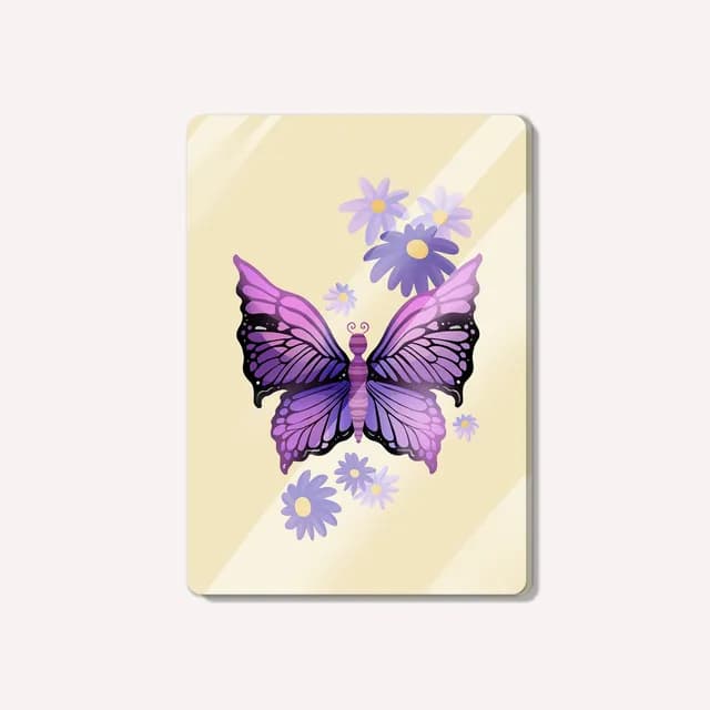 Carte rectangulaire illustrée d'un grand papillon violet entouré de fleurs mauves sur fond beige clair