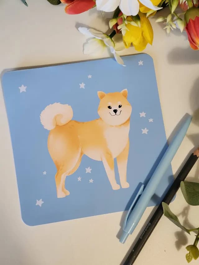 Carte aux coins arrondis illustrée d'un chien shiba inu roux sur fond bleu ciel parsemé de petites étoiles.