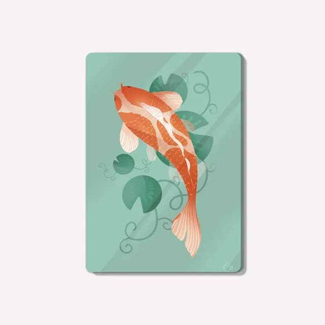 Illustration d'une carpe koï orange nageant au milieu de nénuphars sur un fond vert d'eau aux coins arrondis.