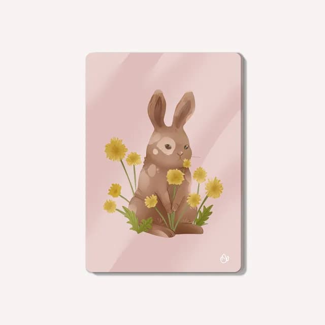 Illustration d'un lapin brun au milieu de fleurs de pissenlit jaunes sur un fond rose poudré