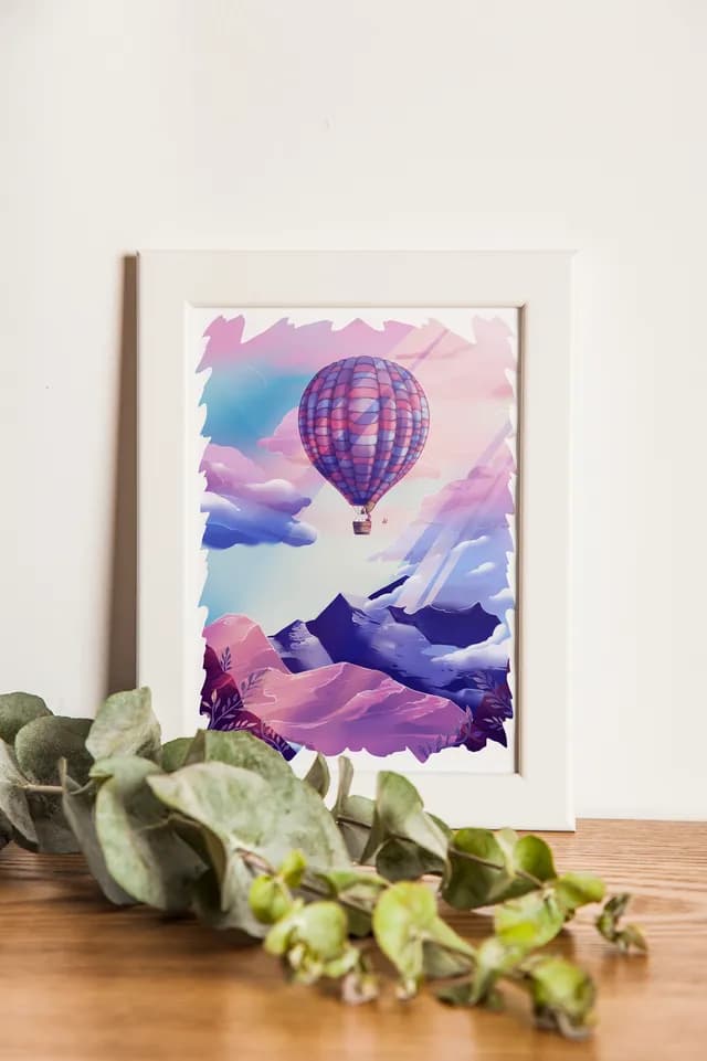 Détail de l'illustration avec la montgolfière violette et rose naviguant parmi les nuages pastel