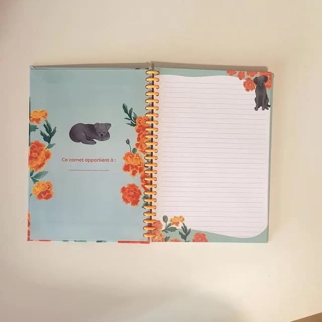 Couverture de carnet illustrée d'un chien labrador assis au milieu de fleurs orangées