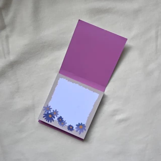 Feuilles intérieures illustrées du bloc-notes papillon violet
