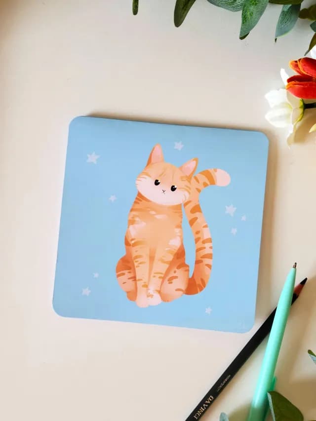 Carte postale bleu clair à coins arrondis ornée d'un chat roux tigré et de petites étoiles.