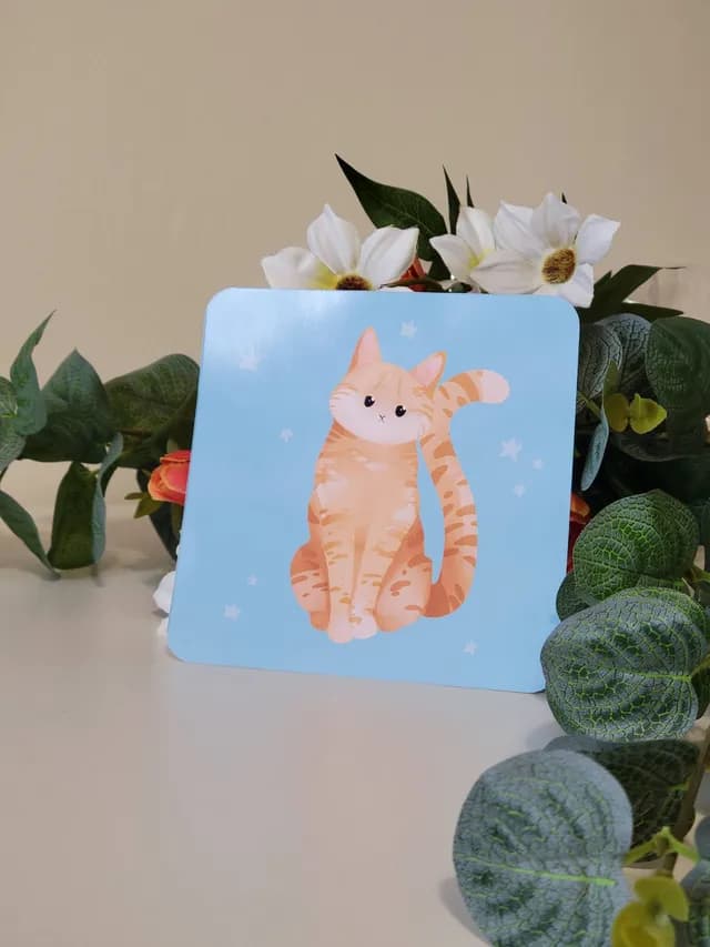 Vue détaillée de la carte postale double bleue avec illustration de chat roux.