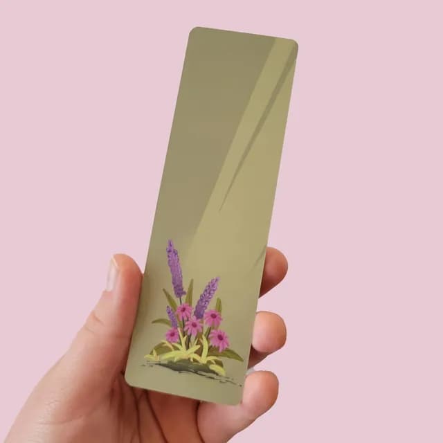 Marque-page vert olive tenu en main illustré de fleurs violettes et roses