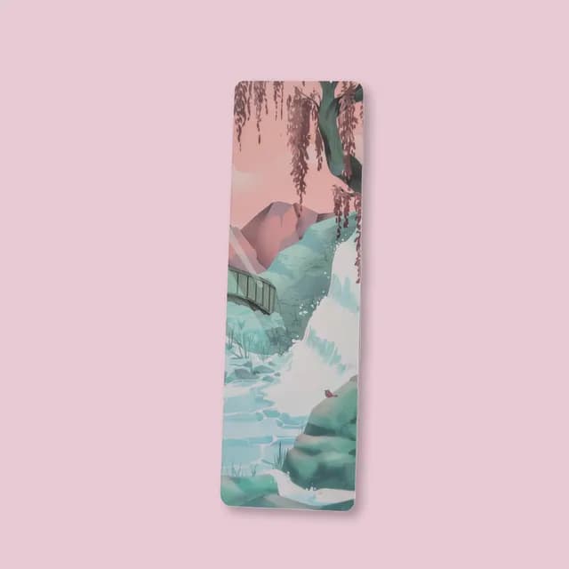Détail du marque-page avec décor naturel de rivière, pont et feuillage délicat