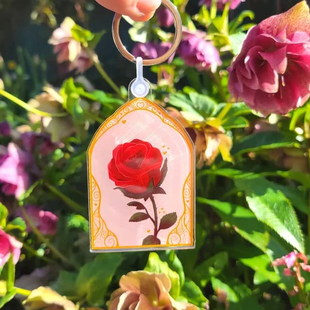 Vue rapprochée du porte-clés illustré d'une rose rouge avec son anneau métallique